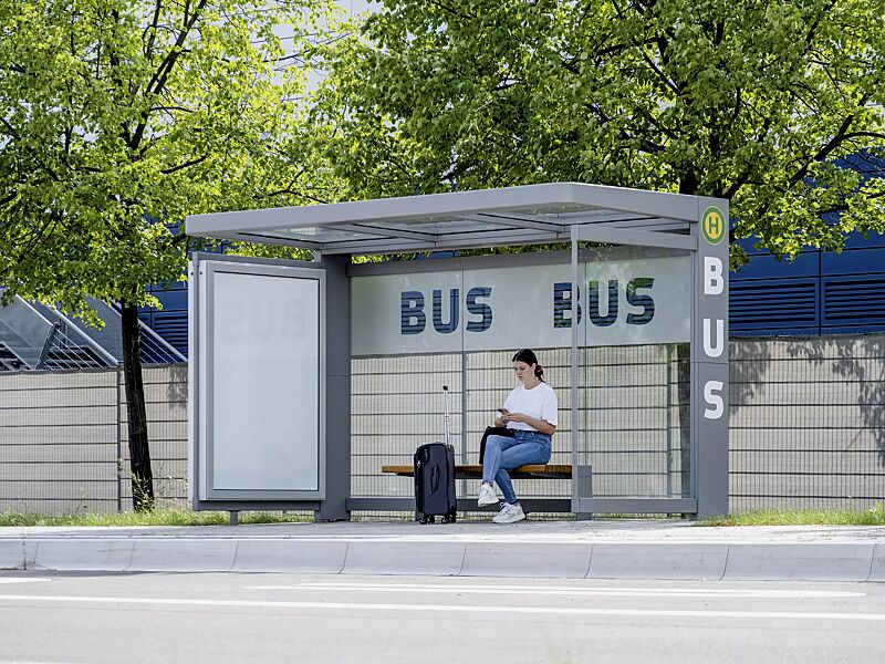wartehalle-pure__shoKAT0071363 Wartehalle PURE, Dachbreite x Dachtiefe 4000 mm x 1800 mm, Rück- / Seitenwände ESG, Klarglas mit bauseitiger Folierung, Werbevitrine CITY-LIGHT, Sitzbank PURE, Stahlkonstruktion in RAL 7037 staubgrau