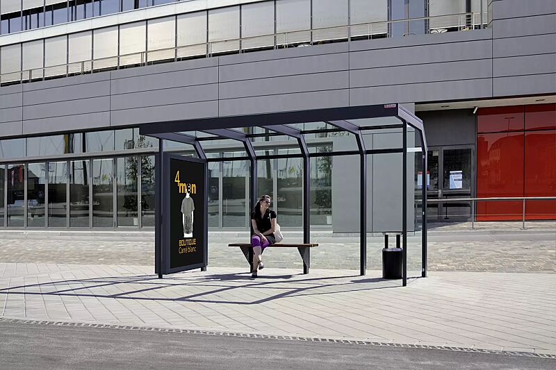 wartehalle-saturn__shoKAT0023538 Wartehalle SATURN, Dachbreite x Dachtiefe 4060 mm x 2000 mm, Seitenwand ESG, Klarglas, doppelseitiger Werbevitrine CITY-LIGHT, Sitzbank ARES, Abfallbehälter CALGARY, Stahlkonstruktion in RAL 7016 anthrazitgrau