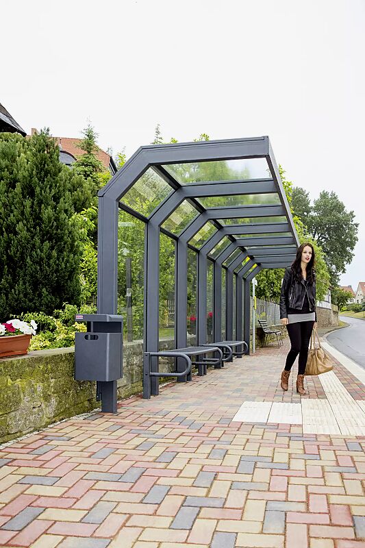 wartehalle-saturn__shoKAT0041226 Wartehalle SATURN, auftragsbezogene Anpassung der Dachbreite x Dachtiefe 4060 mm x 1600 mm, inkl. Rückwände ESG, Klarglas, Sitzbänke SESTO und Abfallbehälter HALIFAX, Stahlkonstruktion in RAL 7016 anthrazitgrau