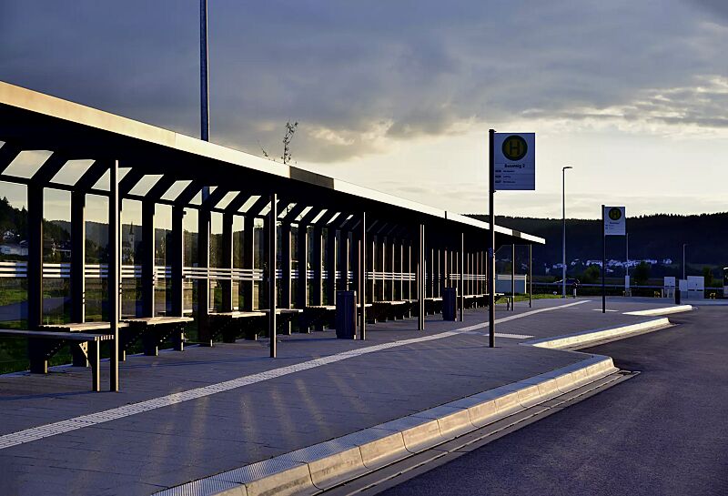 wartehalle-saturn__shoKAT0077228 Wartehalle SATURN, auftragsbezogene Anpassung, Dachbreite x Dachtiefe 20060 mm x 2000 mm, Rück- und Seitenwände ESG, Klarglas mit Sichtstreifen, Sitzbank ARES, Stahlkonstruktion in DB 703 eisenglimmer