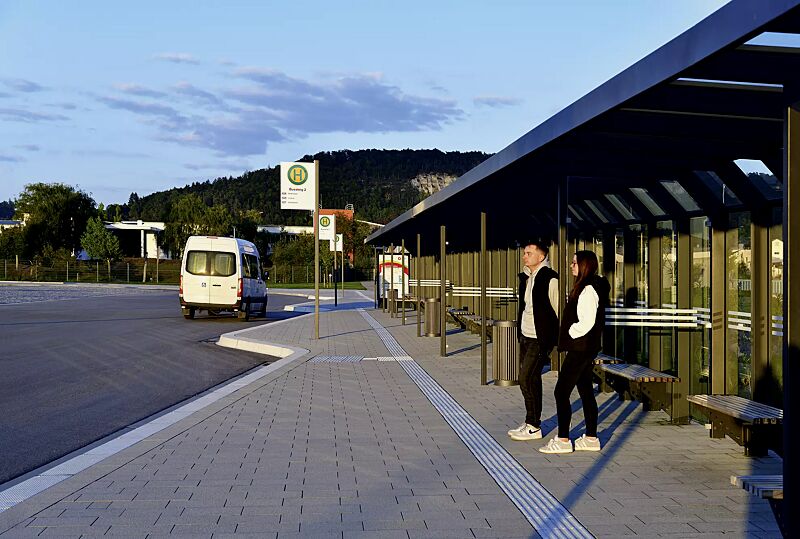 wartehalle-saturn__shoKAT0077229 Wartehalle SATURN, auftragsbezogene Anpassung, Dachbreite x Dachtiefe 45060 mm x 2000 mm, Rück- und Seitenwände ESG, Klarglas mit Sichtstreifen, Werbevitrine CITY-LIGHT, Sitzbank ARES, Stahlkonstruktion in DB 703 eisenglimmer