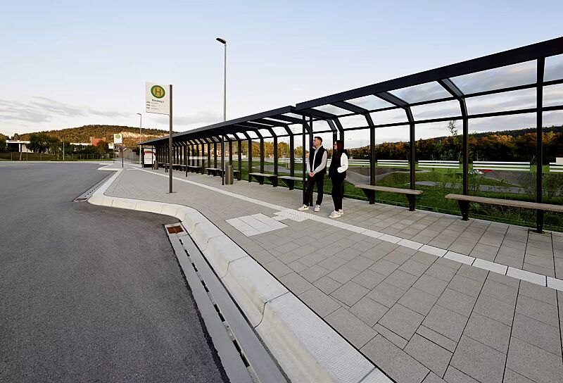 wartehalle-saturn__shoKAT0077230 Wartehalle SATURN, auftragsbezogene Anpassung, Dachbreite x Dachtiefe 45060 mm x 2000 mm, Rück- und Seitenwände ESG, Klarglas mit Sichtstreifen, Werbevitrine CITY-LIGHT, Sitzbank ARES, Stahlkonstruktion in DB 703 eisenglimmer