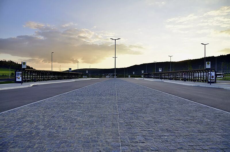 wartehalle-saturn__shoKAT0077231 Wartehalle SATURN, auftragsbezogene Anpassung, Rück- und Seitenwände ESG, Klarglas mit Sichtstreifen, Werbevitrine CITY-LIGHT, Sitzbank ARES, Stahlkonstruktion in DB 703 eisenglimmer