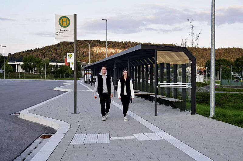 wartehalle-saturn__shoKAT0077232 Wartehalle SATURN, auftragsbezogene Anpassung, Dachbreite x Dachtiefe 45060 mm x 2000 mm, Rück- und Seitenwände ESG, Klarglas mit Sichtstreifen, Werbevitrine CITY-LIGHT, Sitzbank ARES, Stahlkonstruktion in DB 703 eisenglimmer