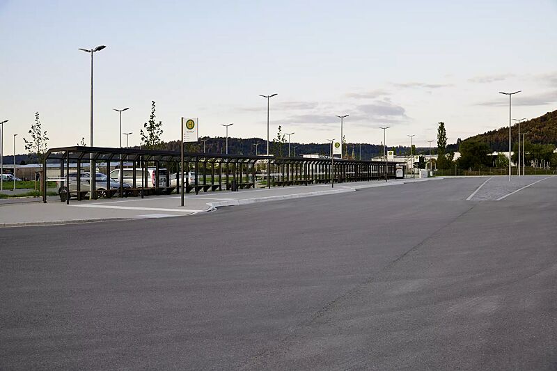 wartehalle-saturn__shoKAT0077233 Wartehalle SATURN, auftragsbezogene Anpassung, Rück- und Seitenwände ESG, Klarglas mit Sichtstreifen, Werbevitrine CITY-LIGHT, Sitzbank ARES, Stahlkonstruktion in DB 703 eisenglimmer