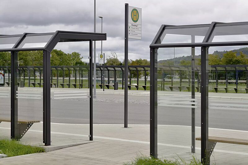 wartehalle-saturn__shoKAT0077234 Wartehalle SATURN, auftragsbezogene Anpassung, Rück- und Seitenwände ESG, Klarglas mit Sichtstreifen, Werbevitrine CITY-LIGHT, Sitzbank ARES, Stahlkonstruktion in DB 703 eisenglimmer