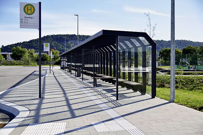 wartehalle-saturn__shoKAT0077235 Wartehalle SATURN, auftragsbezogene Anpassung, Dachbreite x Dachtiefe 45060 mm x 2000 mm, Rück- und Seitenwände ESG, Klarglas mit Sichtstreifen, Werbevitrine CITY-LIGHT, Sitzbank ARES, Stahlkonstruktion in DB 703 eisenglimmer