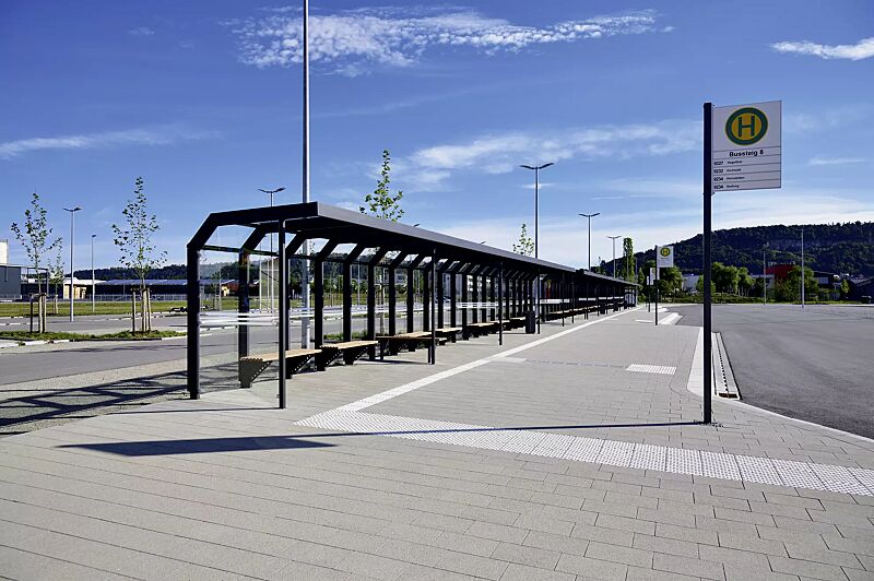 wartehalle-saturn__shoKAT0077236 Wartehalle SATURN, auftragsbezogene Anpassung, Rück- und Seitenwände ESG, Klarglas mit Sichtstreifen, Werbevitrine CITY-LIGHT, Sitzbank ARES, Stahlkonstruktion in DB 703 eisenglimmer