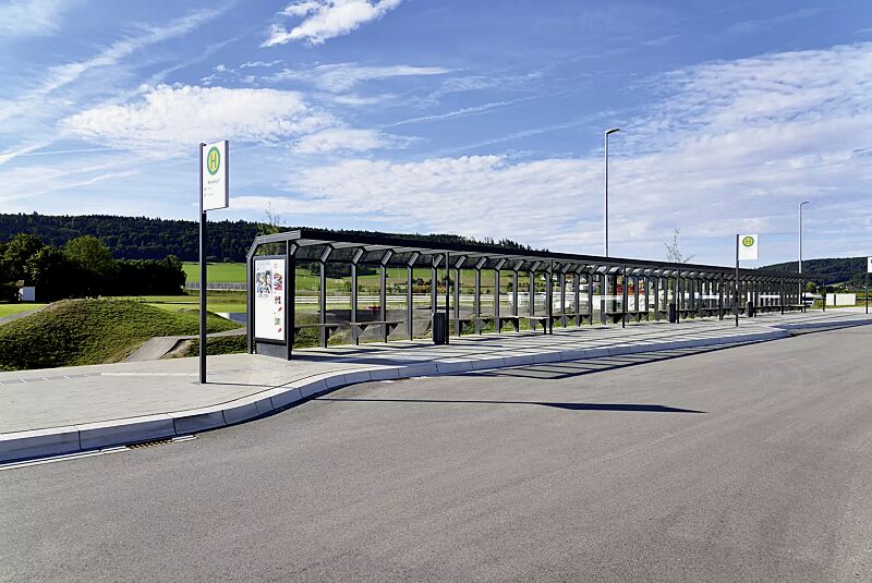 wartehalle-saturn__shoKAT0077237 Wartehalle SATURN, auftragsbezogene Anpassung, Dachbreite x Dachtiefe 45060 mm x 2000 mm, Rück- und Seitenwände ESG, Klarglas mit Sichtstreifen, Werbevitrine CITY-LIGHT, Sitzbank ARES, Stahlkonstruktion in DB 703 eisenglimmer