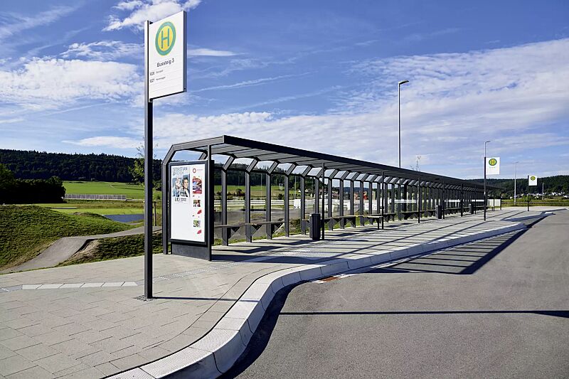 wartehalle-saturn__shoKAT0077238 Wartehalle SATURN, auftragsbezogene Anpassung, Dachbreite x Dachtiefe 45060 mm x 2000 mm, Rück- und Seitenwände ESG, Klarglas mit Sichtstreifen, Werbevitrine CITY-LIGHT, Sitzbank ARES, Stahlkonstruktion in DB 703 eisenglimmer