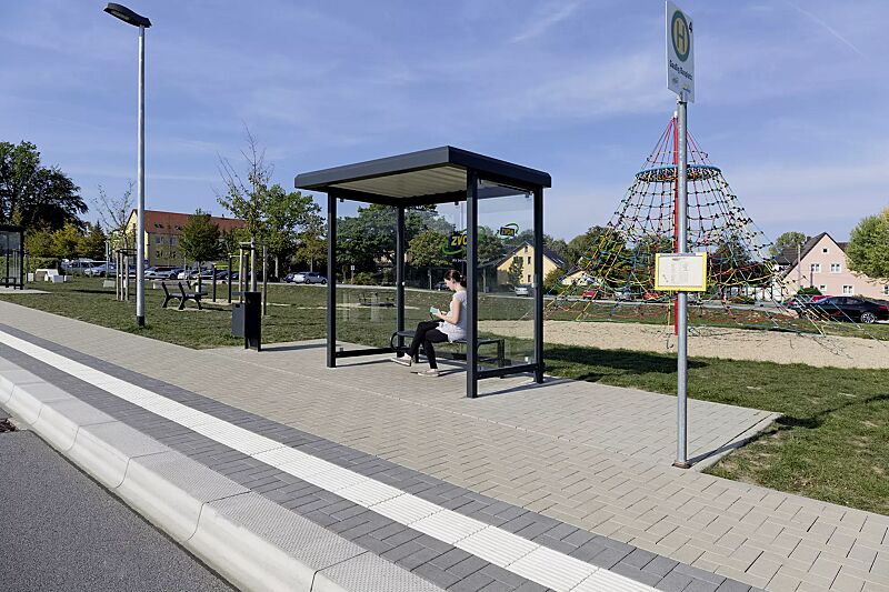 wartehalle-stadt__shoKAT0058409 Wartehalle STADT, Dachbreite x Dachtiefe 2520 mm x 1800 mm, mit Rück- / Seitenwänden ESG, Klarglas, Sitzbank SESTO, Abfallbehälter HALIFAX, Stahlkonstruktion in RAL 7021 schwarzgrau Wartehalle STADT Dachbreite x Dachtiefe 2520 mm x 1800 mm, Stahlkonstr...