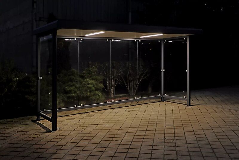 wartehalle-stadt__shoKAT0067554 Wartehalle STADT, Dachtiefe 4720 mm x 1800 mm, Rück- / Seitenwände ESG, Klarglas, Deckenverkleidung inklusive integrierter LED-Beleuchtung, Stahlkonstruktion in RAL 7016 anthrazitgrau