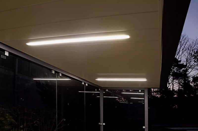 wartehalle-stadt__shoKAT0067555 Deckenverkleidung mit integrierter LED-Beleuchtung