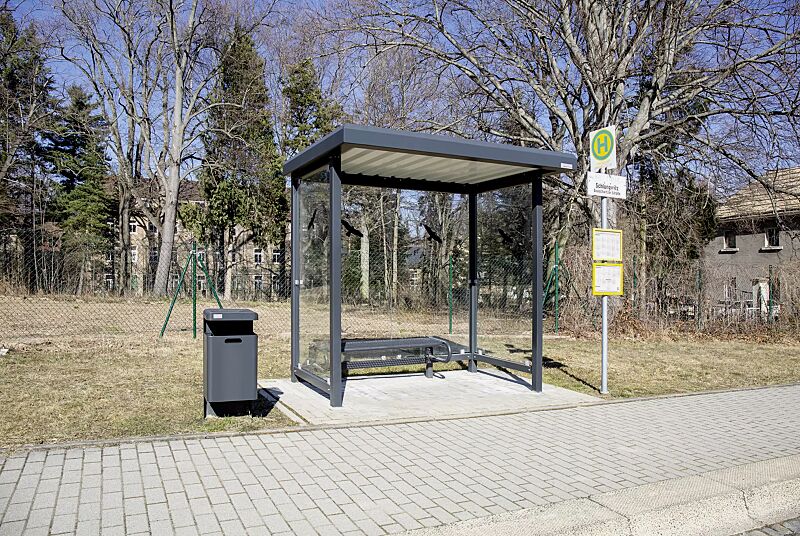 wartehalle-stadt__shoKAT0069278 Wartehalle STADT, Dachbreite x Dachtiefe 3620 mm x 1800 mm, Rück- / Seitenwände ESG, Klarglas mit Raubvogelaufkleber, Sitzbank SESTO, Abfallbehälter HALIFAX, Stahlkonstruktion in RAL 7021 schwarzgrau