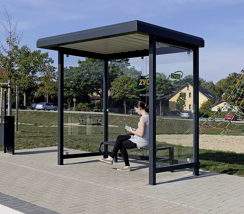 Wartehalle STADT, Dachbreite x Dachtiefe 2520 mm x 1800 mm, mit Rück- / Seitenwänden ESG, Klarglas, Sitzbank SESTO, Abfallbehälter HALIFAX, Stahlkonstruktion in RAL 7021 schwarzgrau