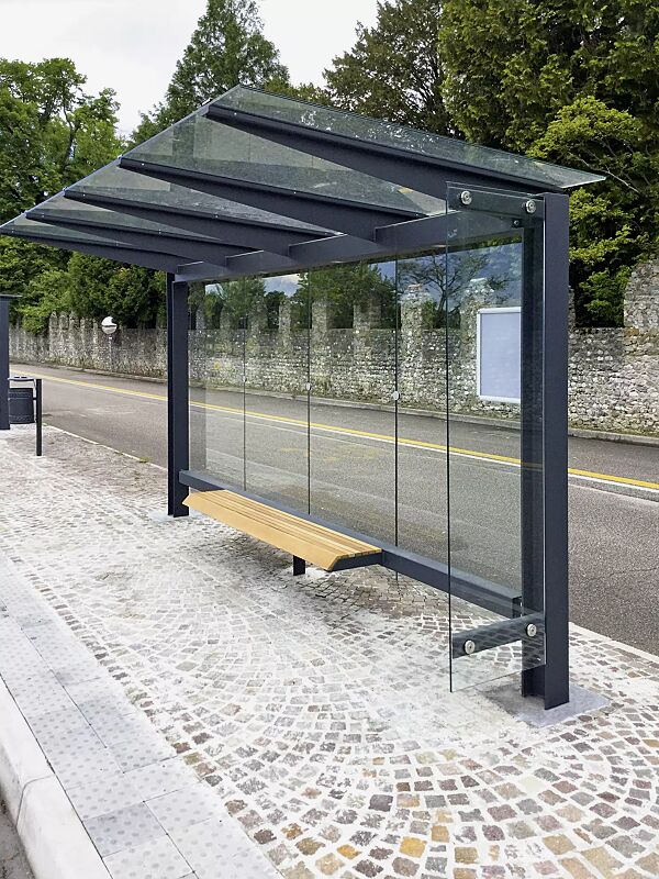 wartehalle-stingray__shoKAT0060586 Wartehalle STINGRAY, Dachbreite x Dachtiefe 4325 mm x 1498 mm, Rück- / eine Seitenwand ESG, Klarglas, inkl. Sitzbank