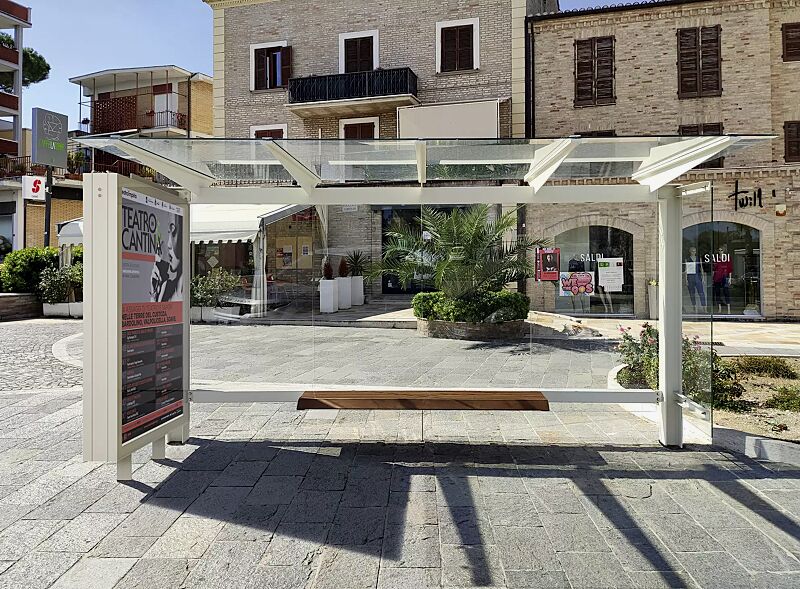 wartehalle-stingray__shoKAT0066862 Wartehalle STINGRAY, Dachbreite x Dachtiefe 4325 mm x 1798 mm, Rück- / eine Seitenwand ESG, Klarglas, Werbevitrine, Sitzbank, Stahlkonstruktion in RAL 9010 reinweiß