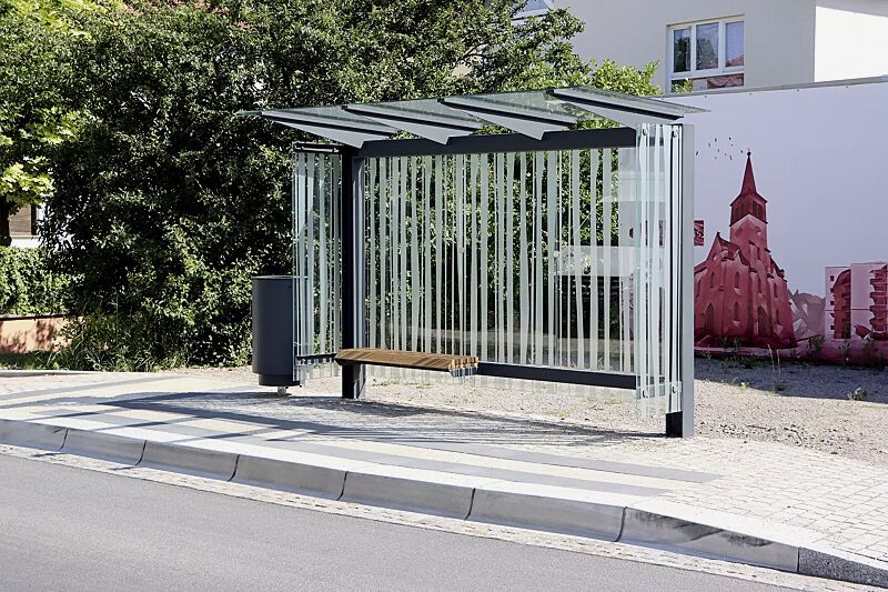 wartehalle-stingray__shoKAT0071059 Wartehalle STINGRAY, Dachbreite x Dachtiefe 3375 mm x 1498 mm, Rück- / Seitenwände ESG, Klarglas mit bauseitiger Folierung, Sitzbank, Abfallbehälter BEXHILL, Stahlkonstruktion in RAL 7016 anthrazitgrau