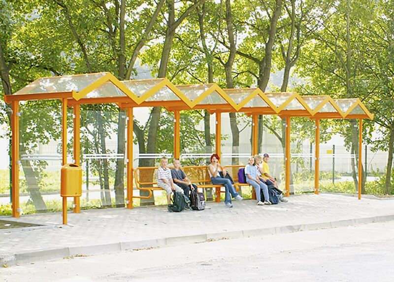 Wartehalle TANGENTA mit auftragsbezogener Anpassung, Dachbreite x Dachtiefe 10700 mm x 2000 mm, Rück- / Seitenwände ESG, Klarglas, Sitzbank SESTO, Stahlkonstruktion in RAL 1003 signalgelb