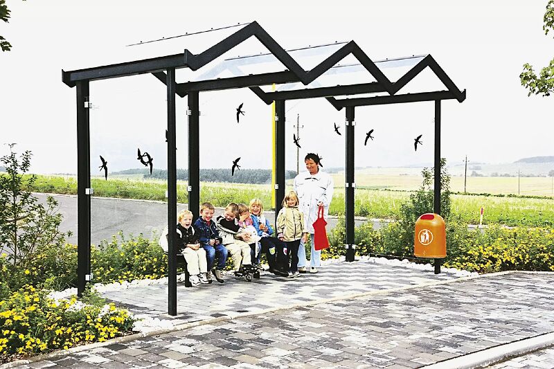 Wartehalle TANGENTA, Dachbreite x Dachtiefe 4700 mm x 2000 mm, Rück- / Seitenwände ESG, Klarglas, Raubvogelaufkleber, Drahtgittersitz TARVIS, Stahlkonstruktion in RAL 8016 mahagonibraun