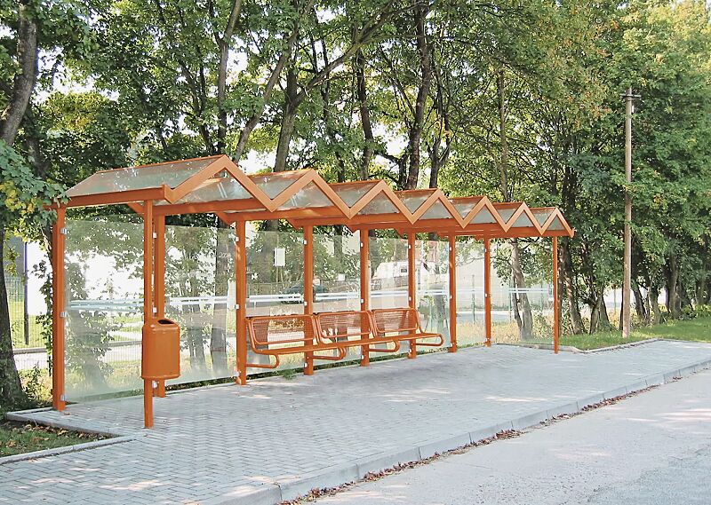 Wartehalle TANGENTA mit auftragsbezogener Anpassung, Dachbreite x Dachtiefe 10700 mm x 2000 mm, Rück- / Seitenwände ESG, Klarglas, mit Sichtschutzstreifen, Sitzbank SESTO, Stahlkonstruktion in RAL 3002 karminrot