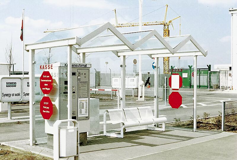 Wartehalle TANGENTA, Dachbreite x Dachtiefe 4700 mm x 2000 mm, Rück-/ Seitenwände ESG, Klarglas, auftragsbezogenes Scheibendekor in der Seitenscheibe, Stahlkonstuktion in RAL 9002 grauweiß