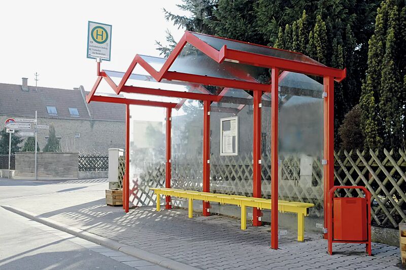 Wartehalle TANGENTA, Dachbreite x Dachtiefe 4700 mm x 2000 mm, Rück- / Seitenwände ESG, Klarglas, Drahtgittersitz TARVIS, Stahlkonstruktion in RAL 2002 blutorange