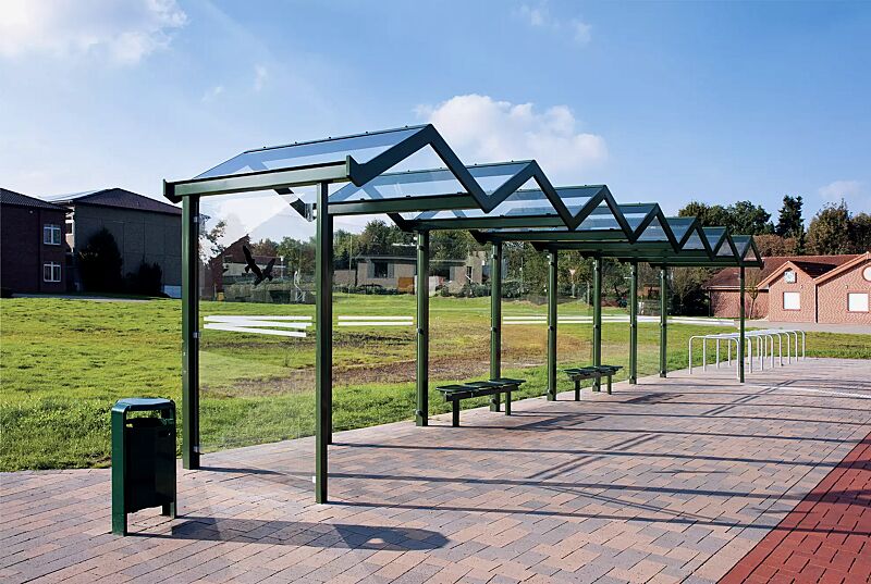 Wartehalle TANGENTA mit auftragsbezogener Anpassung, Dachbreite x Dachtiefe 10700 mm x 2000 mm, Rück- / Seitenwände ESG, Klarglas, mit Siebdruckstreifen und Raubvogelaufkleber, Drahtgittersitz TARVIS,  Abfallbehälter COVENTRY, Stahlkonstruktion in RAL ...