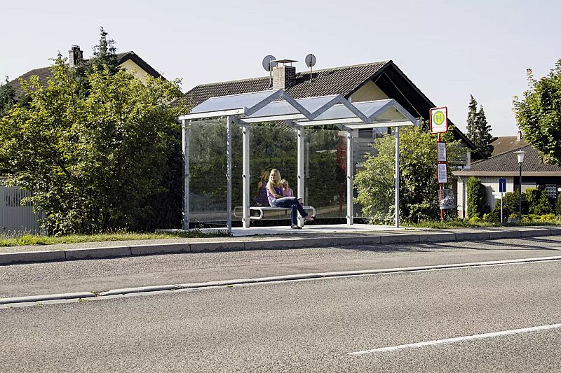 Wartehalle TANGENTA, Dachbreite x Dachtiefe 4700 mm x 2000 mm, Rück- / Seitenwände ESG, Klarglas, Sitzbank SESTO, Stahlkonstruktion in RAL 9006 weißaluminium