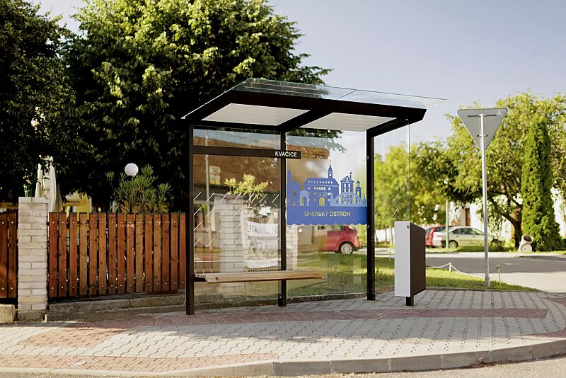 wartehalle-traxo__shoKAT0073431 Wartehalle TRAXO, Dachbreite x Dachtiefe 2800 mm x 1740 mm, Rück- / Seitenwand ESG, Klarglas, mit bauseitiger Beklebung sowie Abfallsammler (auftragsbezogen), Sitzbank Thermoholz Esche, Stahlkonstruktion in RAL 9005 tiefschwarz