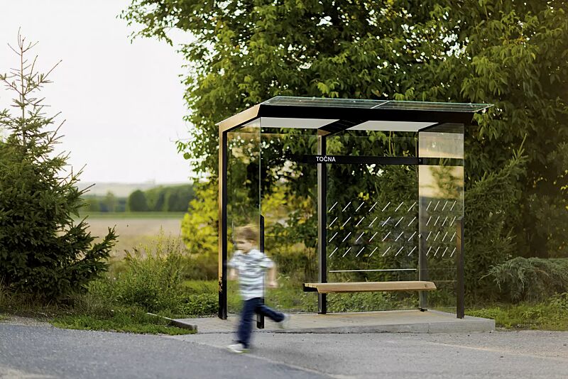 wartehalle-traxo__shoKAT0073452 Wartehalle TRAXO, Dachbreite x Dachtiefe 2800 mm x 1740 mm, Rück- / Seitenwände ESG, Klarglas, mit Siebdruckdekor, Sitzbank Thermoholz Esche, Stahlkonstruktion in RAL 9005 tiefschwarz