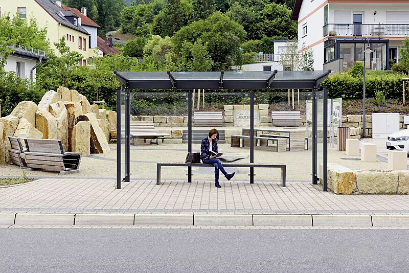 wartehalle-virgo__shoKAT0060435 Wartehalle VIRGO mit Pultdach, Dachbreite x Dachtiefe 4720 mm x 1800 mm, Rück- / Seitenwände ESG, Klarglas, Sitzbank bauseitig, Stahlkonstruktion in DB 703 eisenglimmer