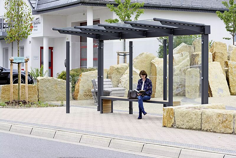 wartehalle-virgo__shoKAT0060436 Wartehalle VIRGO mit Pultdach, Dachbreite x Dachtiefe 4720 mm x 1800 mm, Rück- / Seitenwände ESG, Klarglas, Sitzbank bauseitig, Stahlkonstruktion in DB 703 eisenglimmer