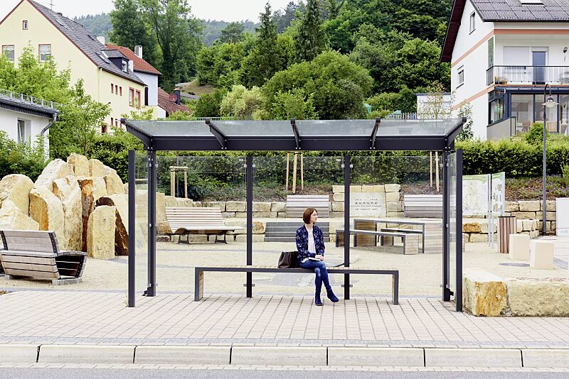 wartehalle-virgo__shoKAT0060437 Wartehalle VIRGO mit Pultdach, Dachbreite x Dachtiefe 4720 mm x 1800 mm, Rück- / Seitenwände ESG, Klarglas, Sitzbank bauseitig, Stahlkonstruktion in DB 703 eisenglimmer