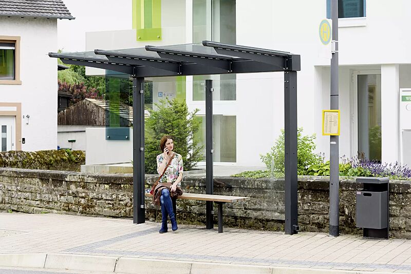 wartehalle-virgo__shoKAT0060440 Wartehalle VIRGO mit Pultdach, Dachbreite x Dachtiefe 3220 mm x 1800 mm, Rückwand ESG, Klarglas, Sitzbank FERMO sowie Abfallbehälter HALIFAX, Stahlkonstruktion in DB 703 eisenglimmerWartehalle VIRGO mit Pultdach, Dachbreite x Dachtiefe 3220 mm x 1800 m...