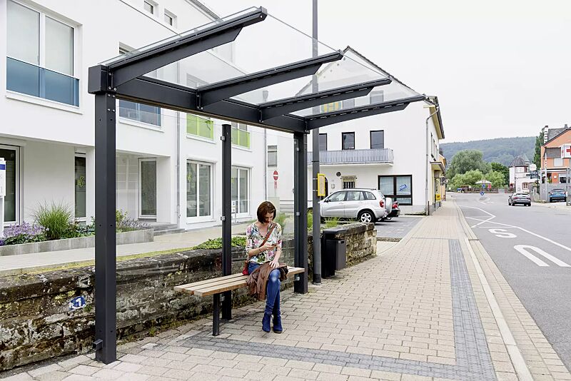 wartehalle-virgo__shoKAT0060441 Wartehalle VIRGO mit Pultdach, Dachbreite x Dachtiefe 3220 mm x 1800 mm, Rückwand ESG, Klarglas, Sitzbank FERMO, Abfallbehälter HALIFAX, Stahlkonstruktion in DB 703 eisenglimmer