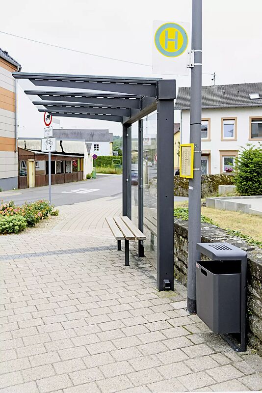 wartehalle-virgo__shoKAT0060442 Wartehalle VIRGO mit Pultdach, Dachbreite x Dachtiefe 3220 mm x 1800 mm, Rückwand ESG, Klarglas, Sitzbank FERMO, Abfallbehälter HALIFAX, Stahlkonstruktion in DB 703 eisenglimmer