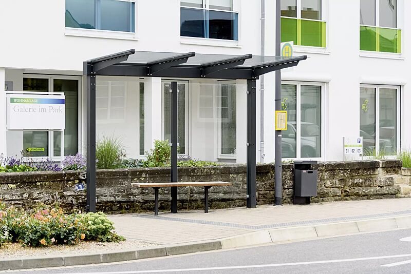 wartehalle-virgo__shoKAT0060443 Wartehalle VIRGO mit Pultdach, Dachbreite x Dachtiefe 3220 mm x 1800 mm, Rückwand ESG, Klarglas, Sitzbank FERMO, Abfallbehälter HALIFAX, Stahlkonstruktion in DB 703 eisenglimmer