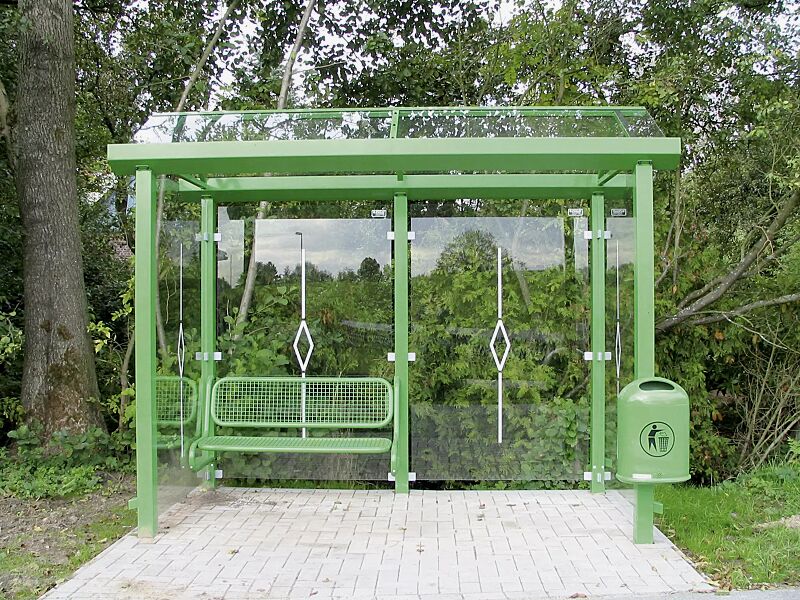 wartehalle-waage__shoKAT0000306 Wartehalle WAAGE, Dachbreite x Dachtiefe 3400 mm x 1765 mm, Rück- / Seitenwände ESG, Klarglas mit Siebdruck Rautenmotiv, Drahtgittersitzbank SESTO sowie Abfallbehälter DERBY, Stahlkonstruktion in RAL 6018 gelbgrün