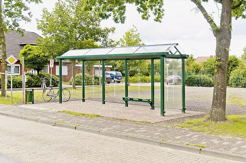 wartehalle-waage__shoKAT0029556 Wartehalle WAAGE, Dachbreite x Dachtiefe 6400 mm x 1765 mm, Rück- / Seitenwände ESG, Klarglas, mit Siebdruckdekor Raute, Drahtgittersitz TARVIS, Stahlkonstruktion in RAL 6024 verkehrsgrün