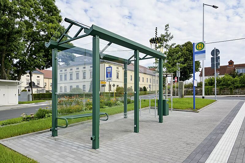 wartehalle-waage__shoKAT0066874 Wartehalle WAAGE, Dachbreite x Dachtiefe 3400 x 1765 mm, Rück- / Seiten- / Windschutzwand aus ESG, Klarglas, Sitzbank SESTO, Abfallbehälter HALIFAX, Stahlkonstruktion in RAL 6028 kieferngrün