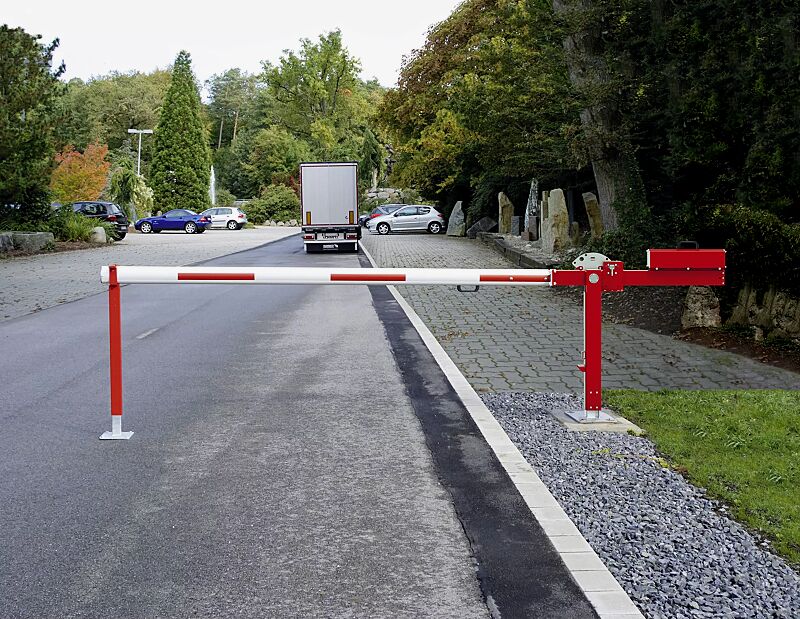 wegesperre-motala-new__shoKAT0057249 Wegesperre MOTALA NEW zum Aufdübeln mit integriertem Gegengewicht, mit höhenverstellbarer Auflagestütze und Standardverriegelung durch Bolzen für Vorhängeschloss