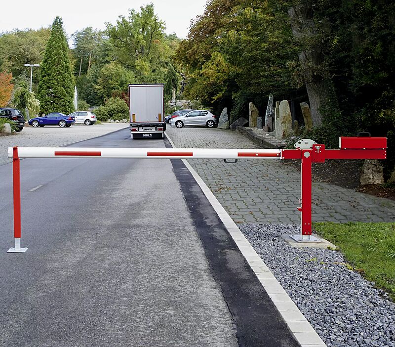 Wegesperre MOTALA NEW zum Aufdübeln mit integriertem Gegengewicht, mit höhenverstellbarer Auflagestütze und Standardverriegelung durch Bolzen für Vorhängeschloss