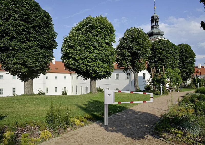 Wegesperre RAAHE, Sperrbreite 1,5 m, feuerverzinkt und weiß pulverbeschichtet mit roten Reflexstreifen 