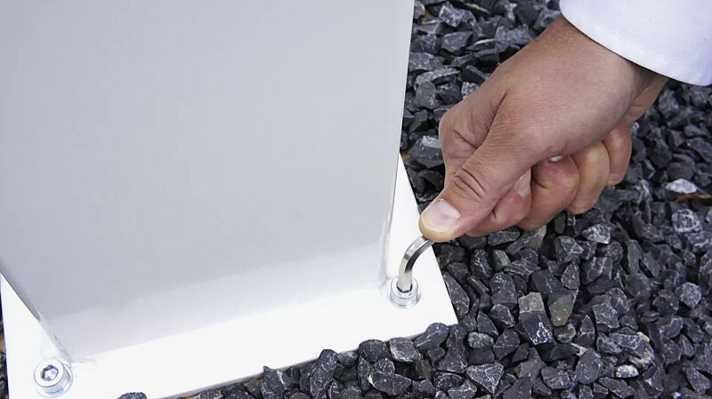 mittels Inbusschlüssel befestigen