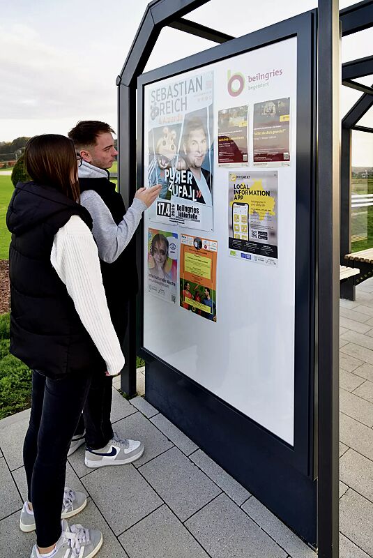 werbevitrine-city-light__shoKAT0077217 Werbevitrine CITY-LIGHT doppelseitig, mit Monofuß (Zubehör), in RAL 7016 anthrazitgrau, sowie Wartehalle SATURN