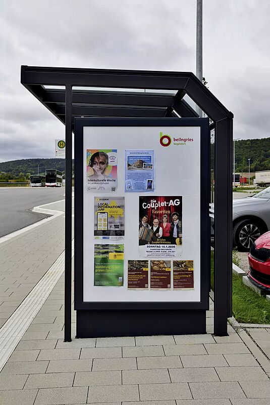 werbevitrine-city-light__shoKAT0077218 Werbevitrine CITY-LIGHT doppelseitig, mit Monofuß (Zubehör), in RAL 7016 anthrazitgrau, sowie Wartehalle SATURN