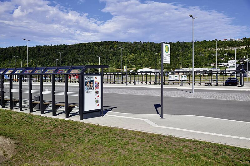 werbevitrine-city-light__shoKAT0077220 Werbevitrine CITY-LIGHT doppelseitig, mit Monofuß (Zubehör), in RAL 7016 anthrazitgrau, sowie Wartehalle SATURN und Sitzbank ARES