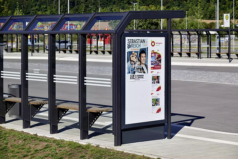 werbevitrine-city-light__shoKAT0077221 Werbevitrine CITY-LIGHT doppelseitig, mit Monofuß (Zubehör), in RAL 7016 anthrazitgrau, sowie Wartehalle SATURN und Sitzbank ARES
