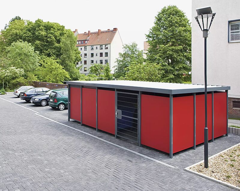 wertstoffueberdachung-flexi-box__shoKAT0020074 Wertstoffüberdachung FLEXI-BOX mit auftragsbezogener Anpassung, Dachbreite x Dachtiefe ca. 7800 mm x 4800 mm, als kombinierte Einhausung mit Trennwand, Wandelemente und Schiebetür aus Trespa®-Fassadenbautafeln in karminrot, Drehflügeltür, einflügelig, ...